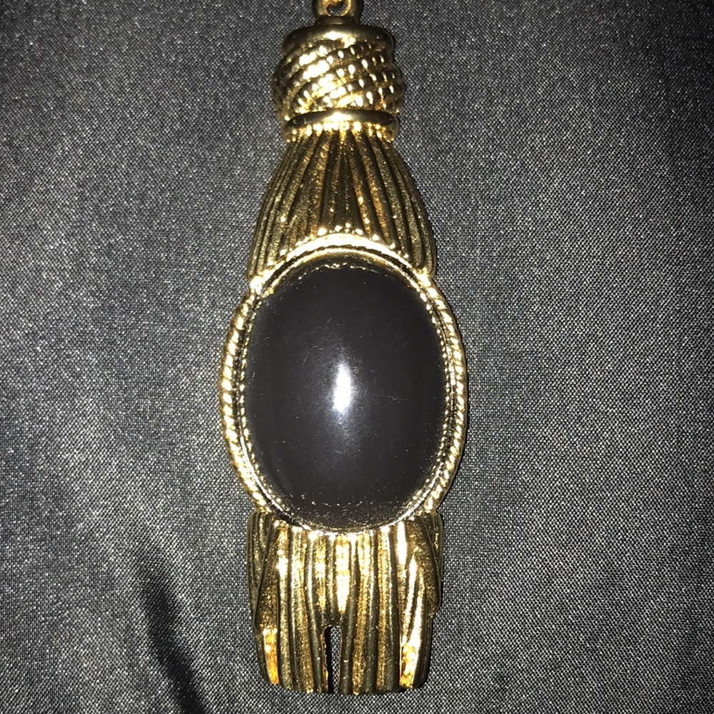 Elegant Black and Gold Pendant Necklace - Picture 3 of 8